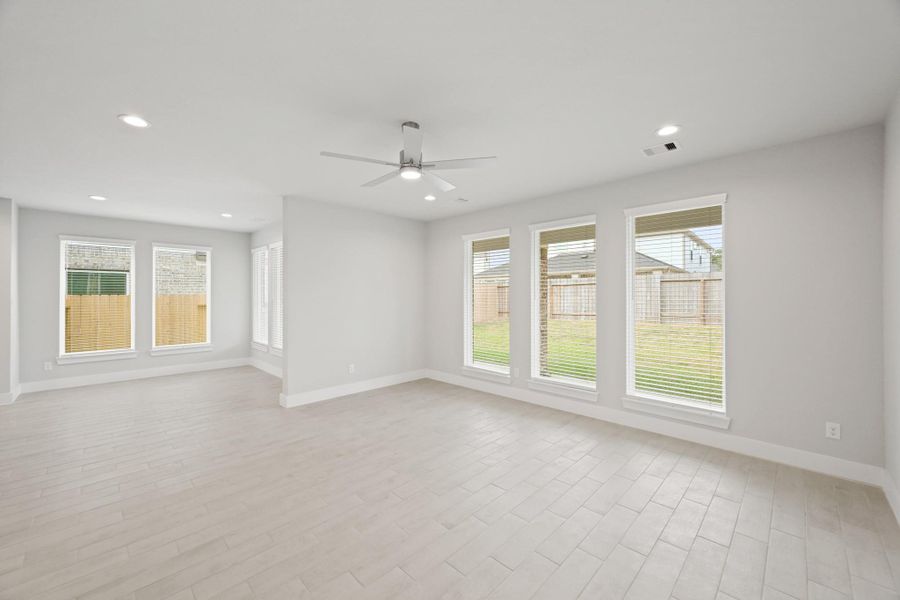 Spacious, unfurnished interior of a new home in Barton Creek Ranch, Conroe (Image 18). Spacious, unfurnished interior of a new home in Barton Creek Ranch, Conroe (Image 18).