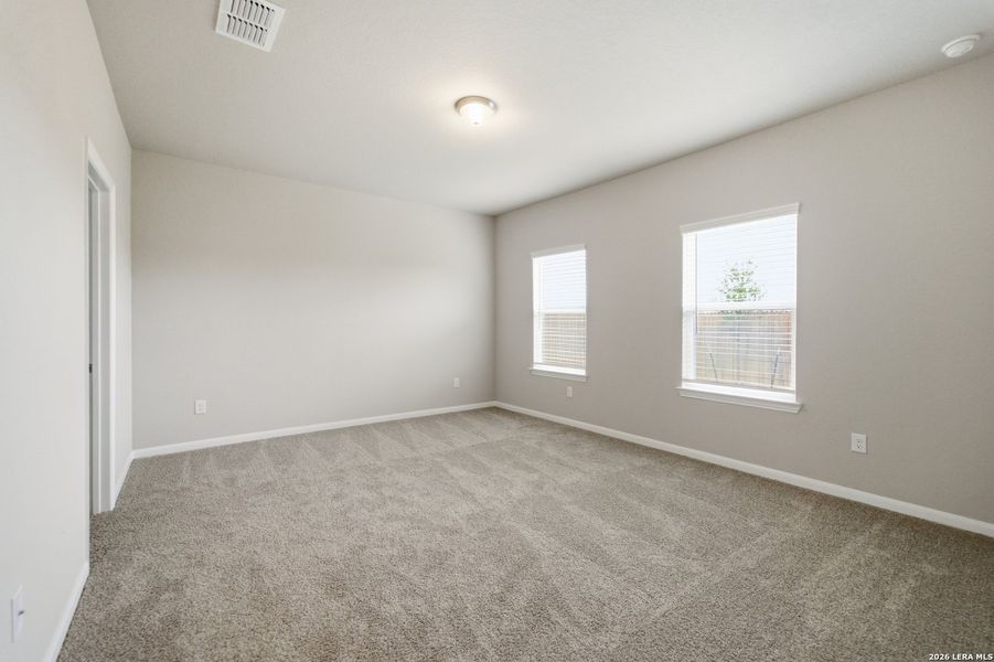Spacious, unfurnished interior of a new home in Hennersby Hollow, San Antonio (Image 14).