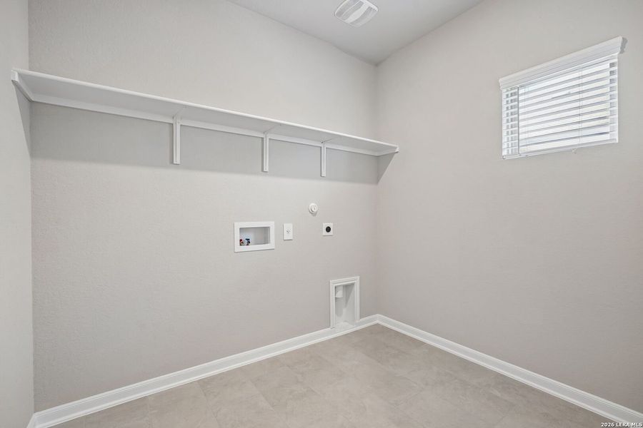 Spacious, unfurnished interior of a new home in Remington Ranch, San Antonio (Image 22).
