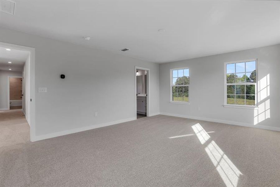 Spacious, unfurnished interior of a new home in Edinburgh, Locust Grove (Image 21).