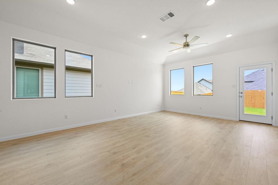 Spacious, unfurnished interior of a new home in Trinity Ranch, Elgin (Image 16).