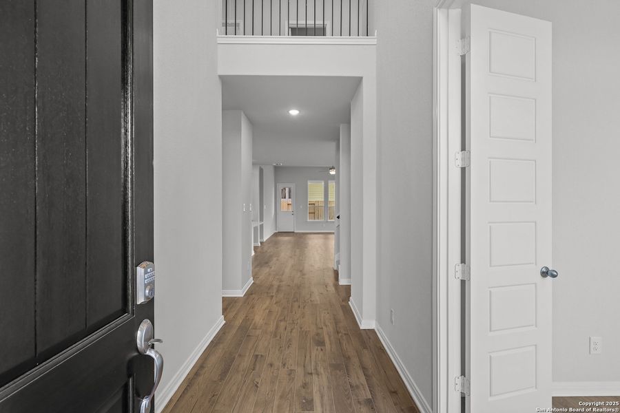 Spacious, unfurnished interior of a new home in Foxbrook, Cibolo (Image 32).