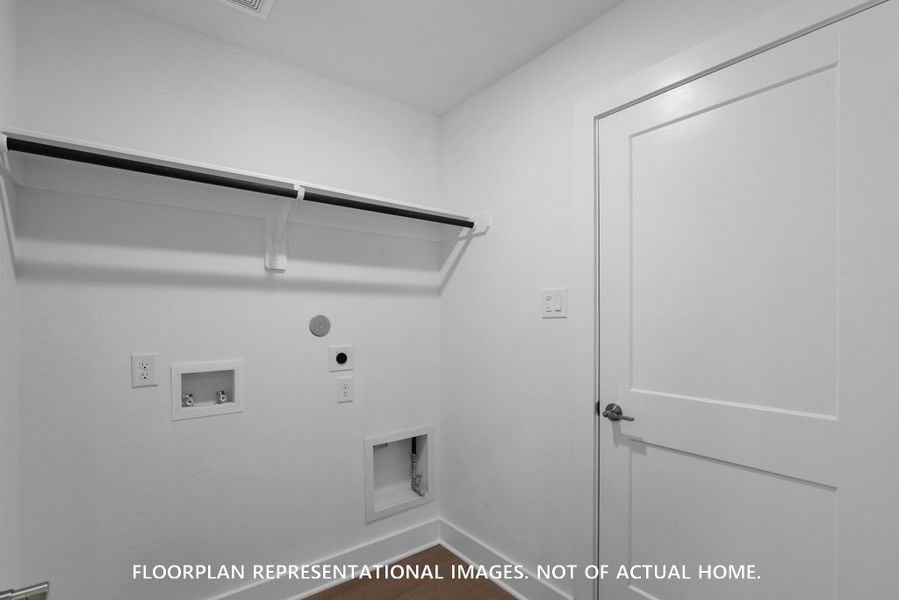 Spacious, unfurnished interior of a new home in Lone Star Landing, Montgomery (Image 29).