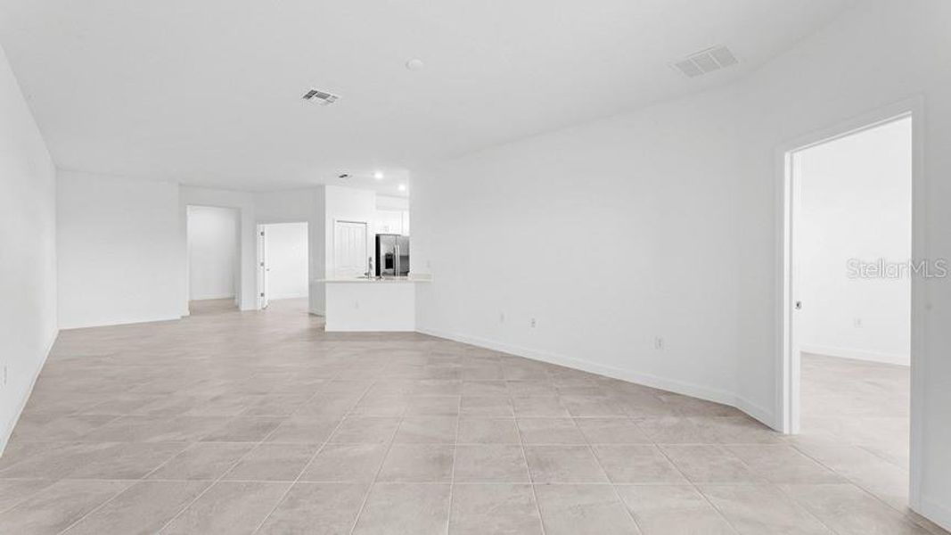 Spacious, unfurnished interior of a new home in Palm Lake at Coco Bay, Englewood (Image 16).