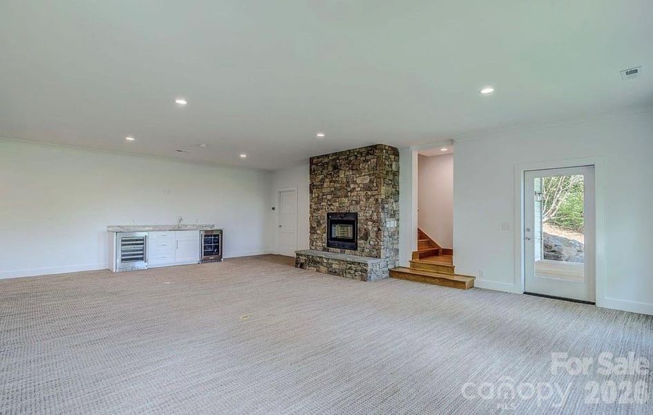 Spacious, unfurnished interior of a new home in , Newland (Image 28).