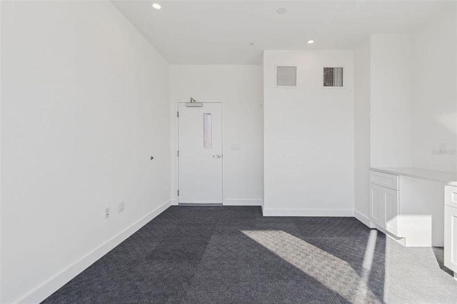 Spacious, unfurnished interior of a new home in , Sarasota (Image 84).