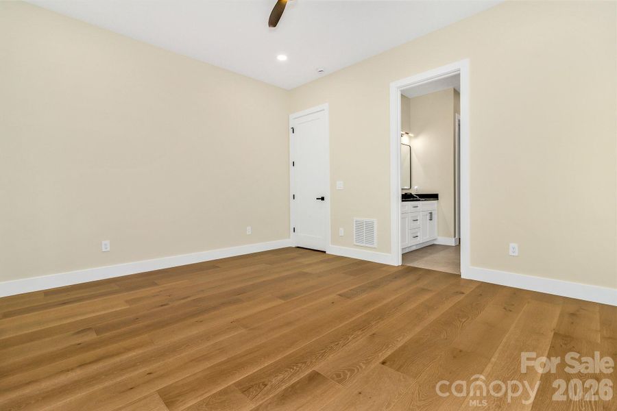 Spacious, unfurnished interior of a new home in , Fairview (Image 25).