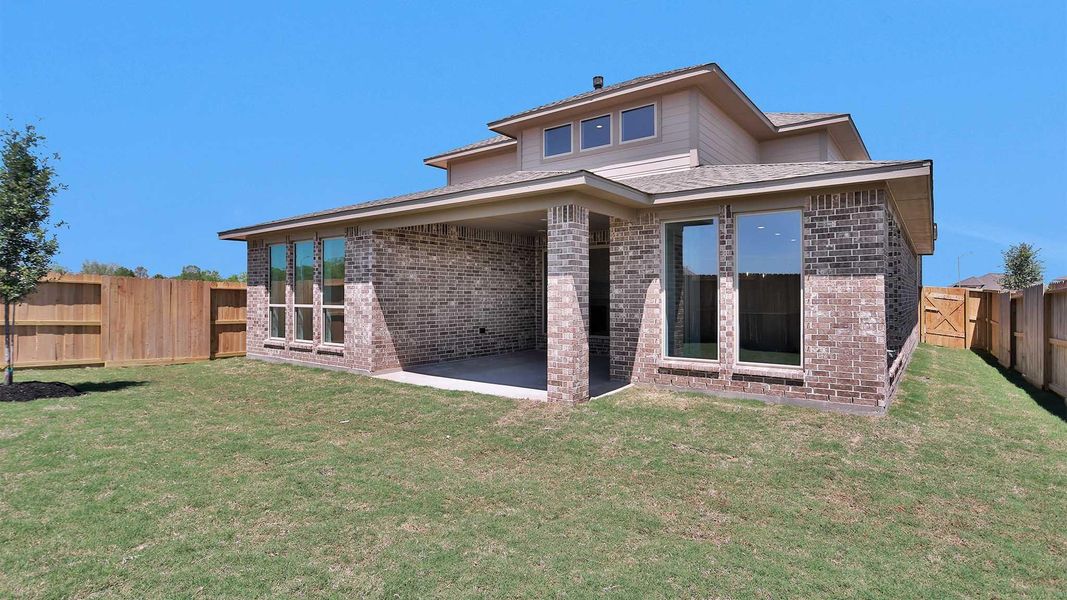Exterior details and patio area of a home in Valencia, Manvel (Image 3).