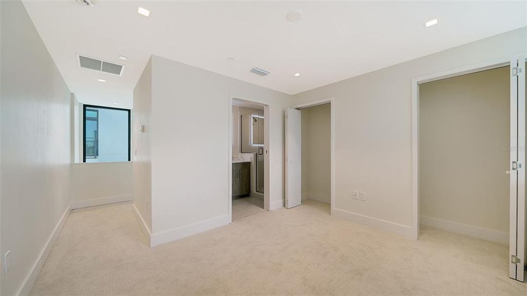 Spacious, unfurnished interior of a new home in , Sarasota (Image 22).