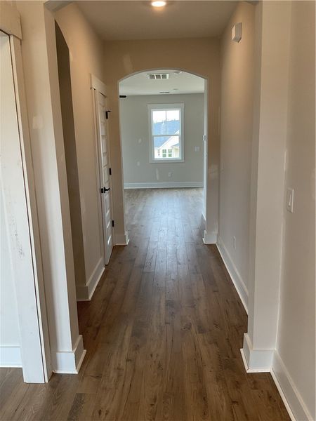 Spacious, unfurnished interior of a new home in Eagle Creek, Central (Image 11).