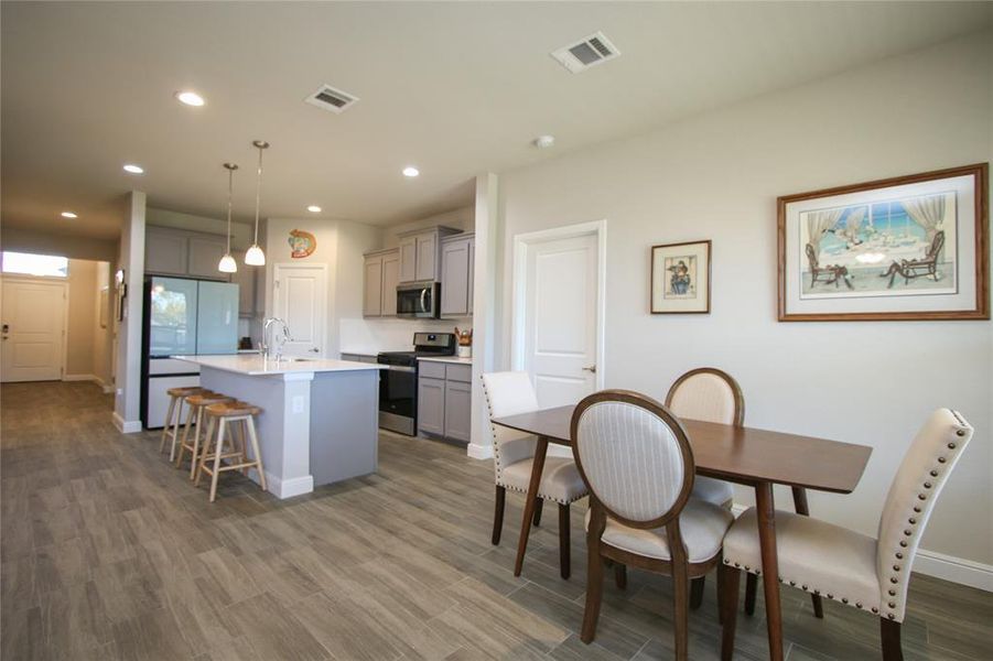 Dining area that opens to both livingroom and kitchen