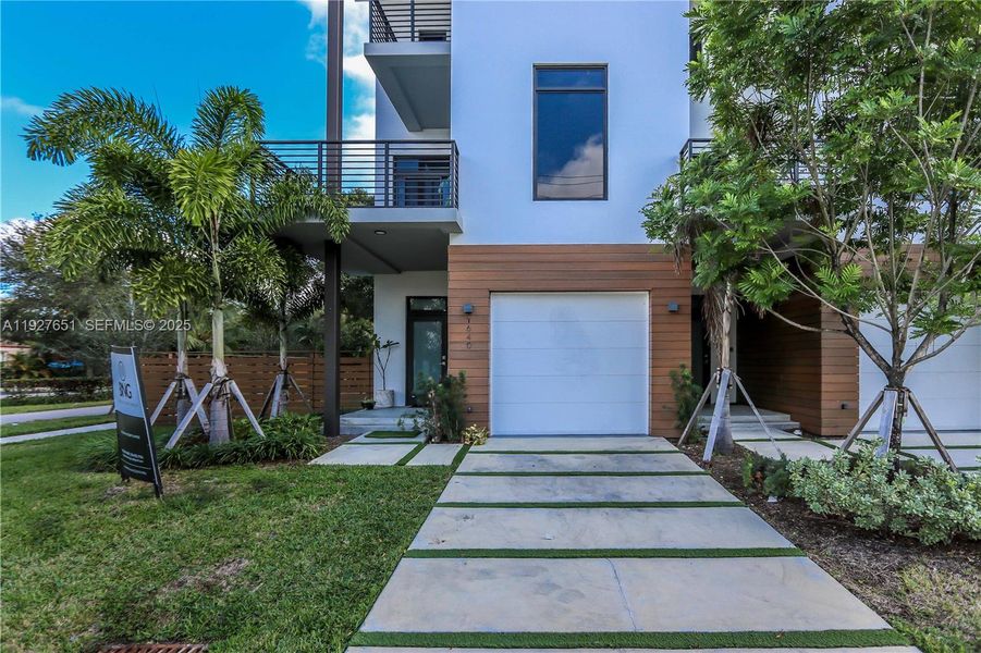 Exterior details and patio area of a home in , Hollywood (Image 3).