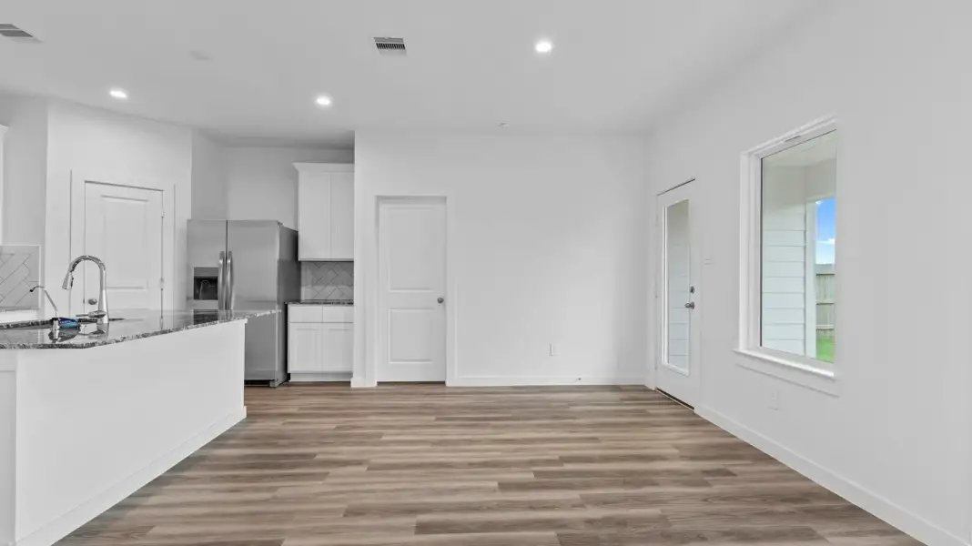 Spacious, unfurnished interior of a new home in Watermark, Alvin (Image 11).