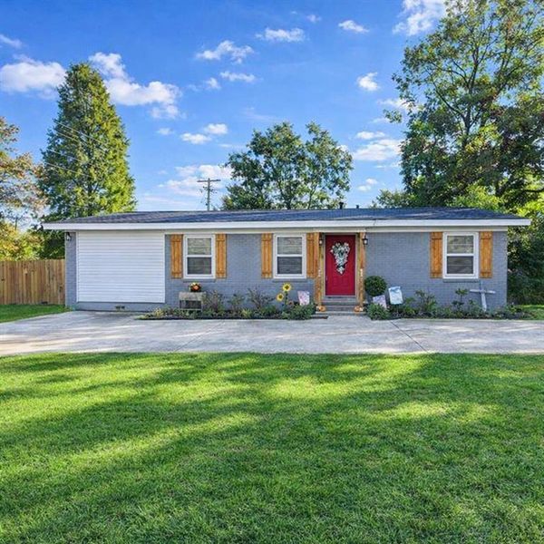 Exterior details and patio area of a home in , Athens (Image 20).