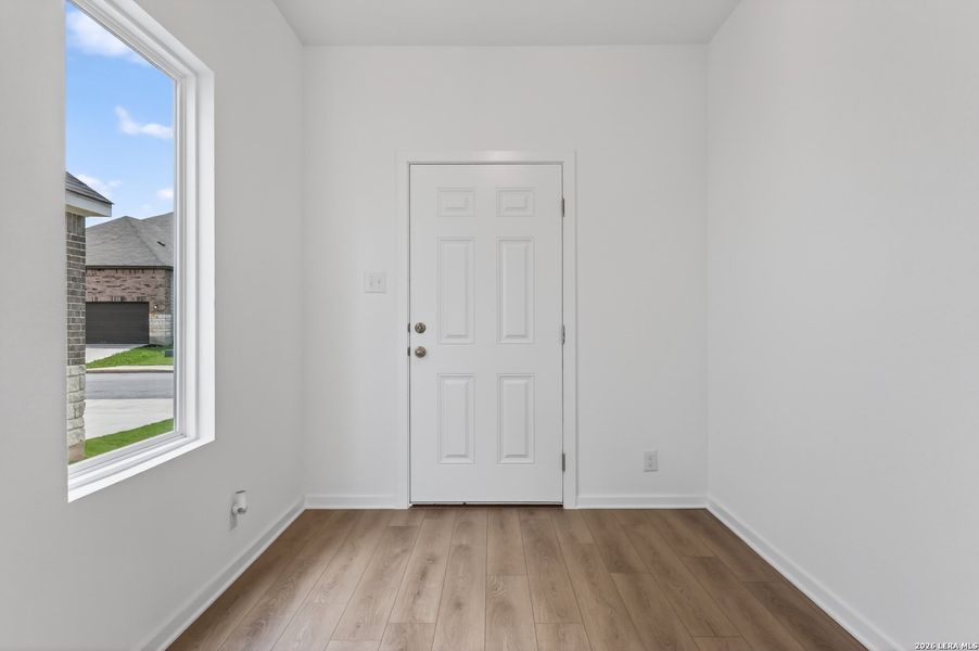 Spacious, unfurnished interior of a new home in Hennersby Hollow, San Antonio (Image 11).