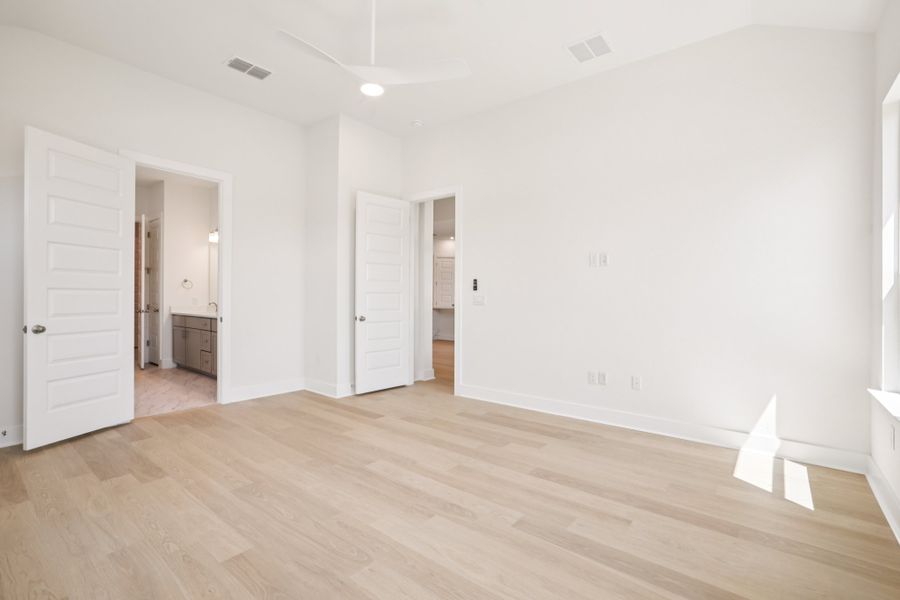 Spacious, unfurnished interior of a new home in Persimmon, Buda (Image 26).