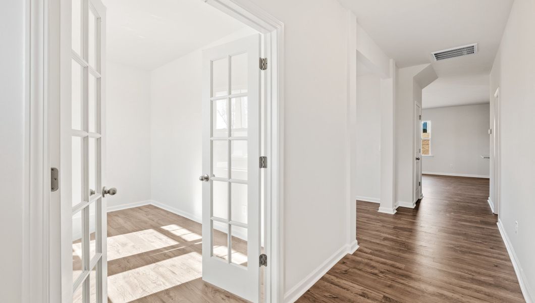 Representative unfurnished interior of a home built from the WILMINGTON by D.R. Horton in Benjamin's Grove, Woodruff (Image 16).