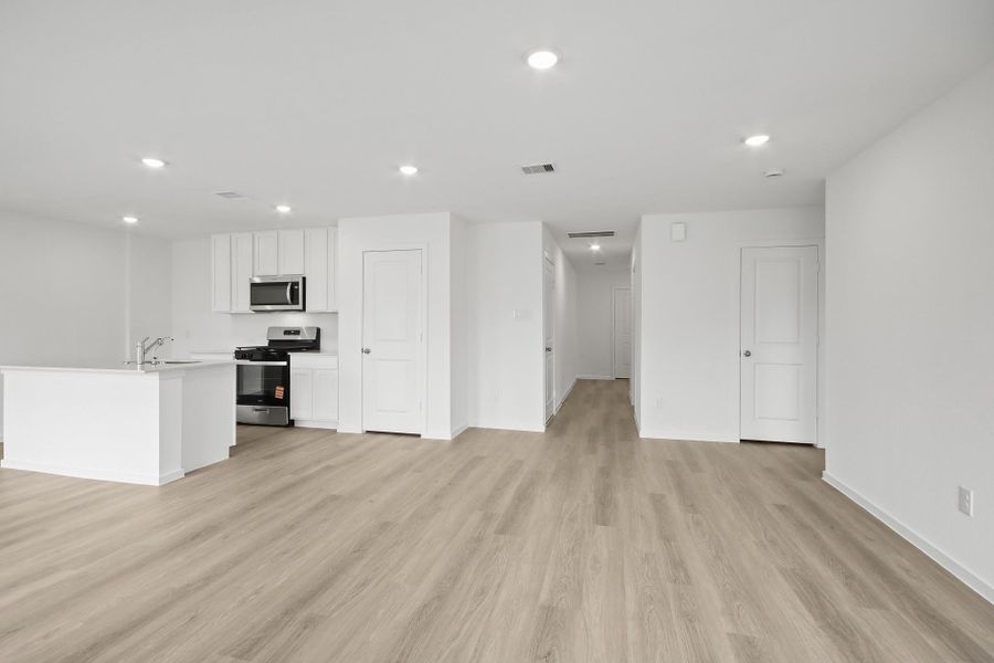Spacious, unfurnished interior of a new home in Silverthorne, Conroe (Image 12). Spacious, unfurnished interior of a new home in Silverthorne, Conroe (Image 12).