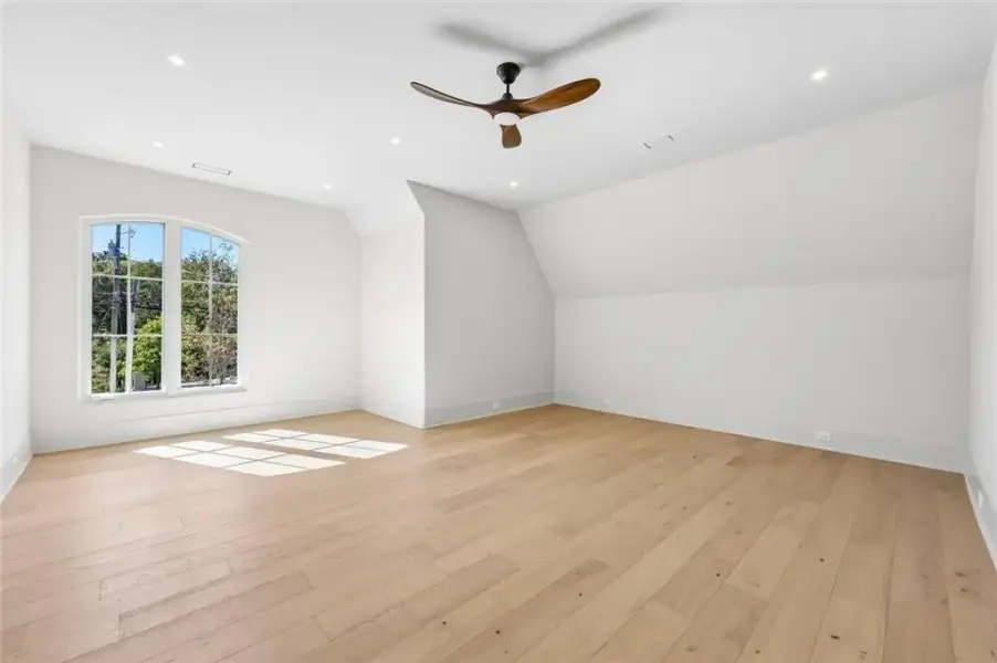 Spacious, unfurnished interior of a new home in , Alpharetta (Image 88).