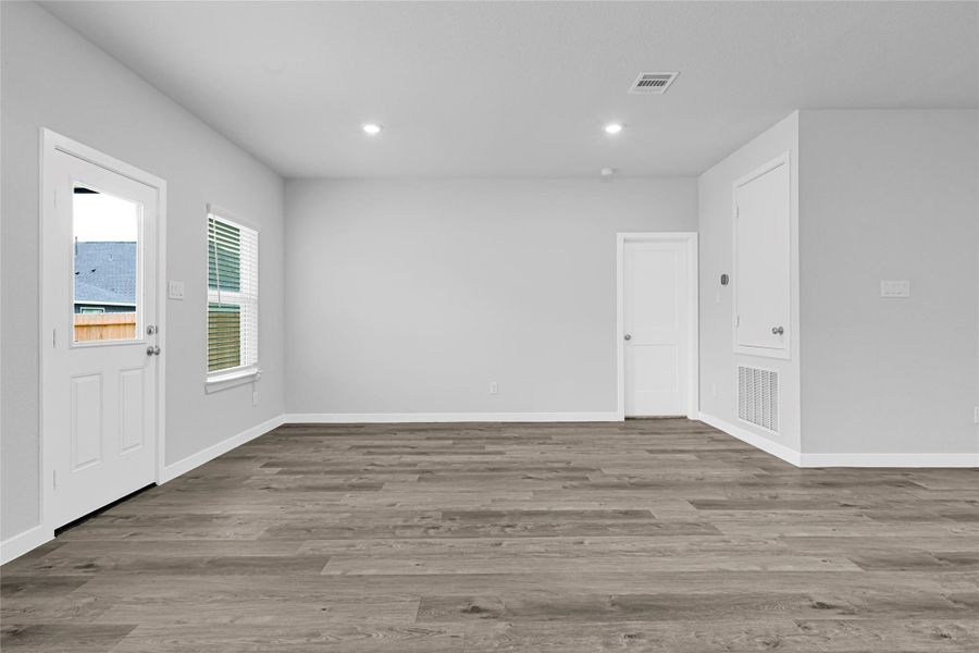 Spacious, unfurnished interior of a new home in Lexington Heights, Willis (Image 24).