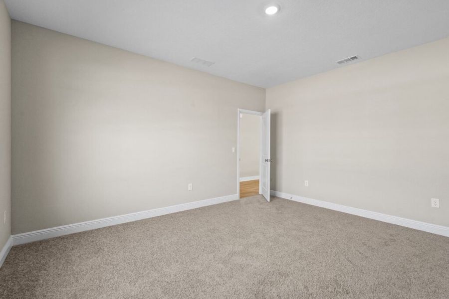 Spacious, unfurnished interior of a new home in Natureview, Freeport (Image 27).