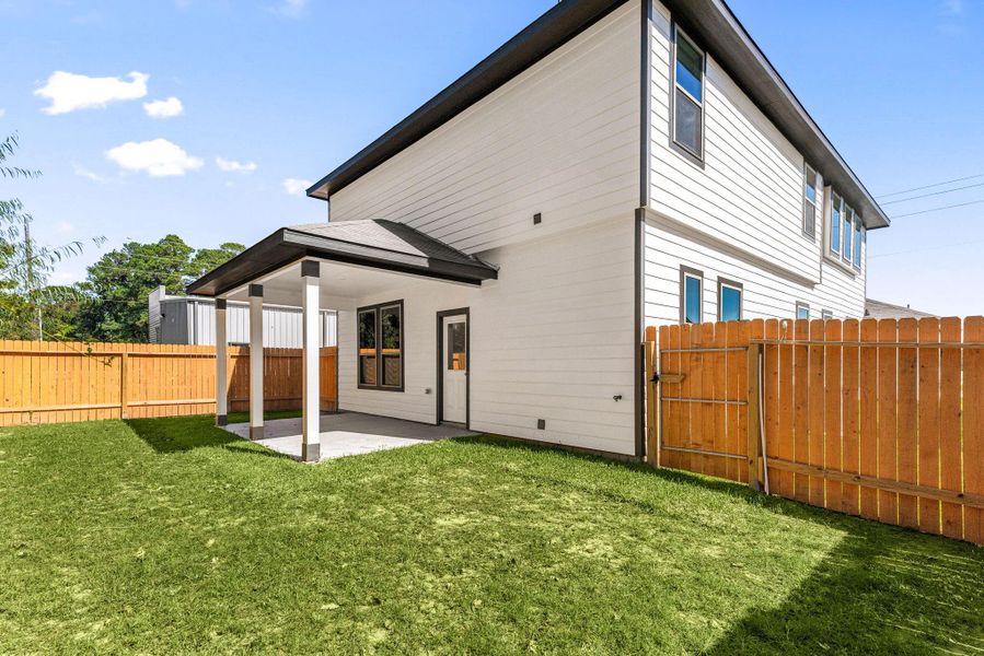 Exterior details and patio area of a home in Lexington Heights, Willis (Image 26).