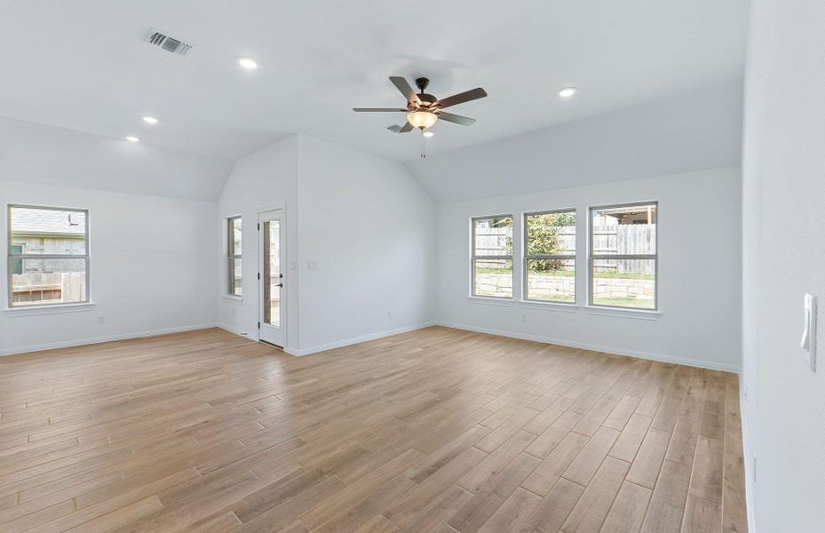 Spacious, unfurnished interior of a new home in Crescent Bluff, Georgetown (Image 12).