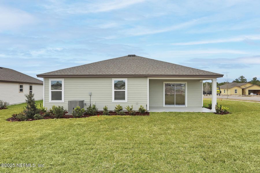 Exterior details and patio area of a home in Rolling Hills, Green Cove Springs (Image 3).