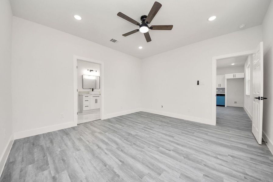Spacious, unfurnished interior of a new home in , Conroe (Image 19).