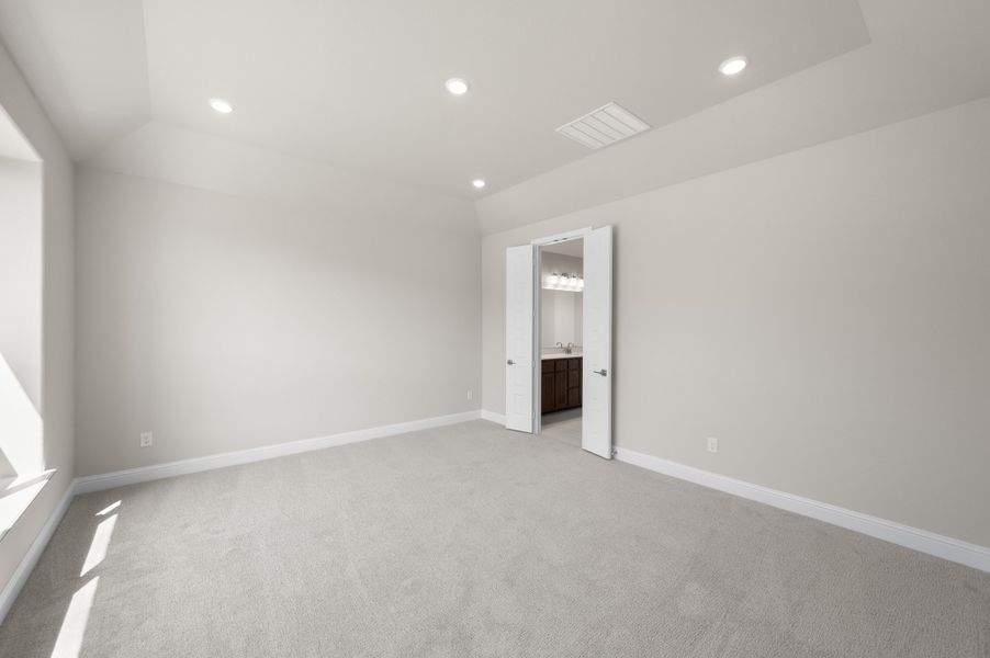 Spacious, unfurnished interior of a new home in Myrtle Creek, Waxahachie (Image 20).
