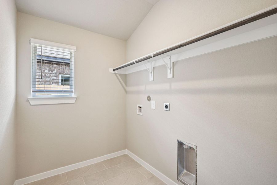 Spacious, unfurnished interior of a new home in Southwinds, Baytown (Image 26).