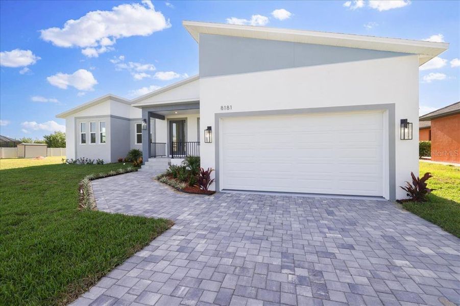Exterior details and patio area of a home in , Port Charlotte (Image 3).