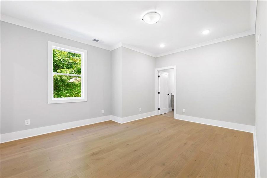 Spacious, unfurnished interior of a new home in , Brookhaven (Image 22).