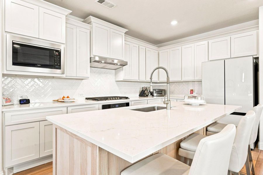Furnished interior view inside a new home in Sienna 40', Missouri City (Image 45).