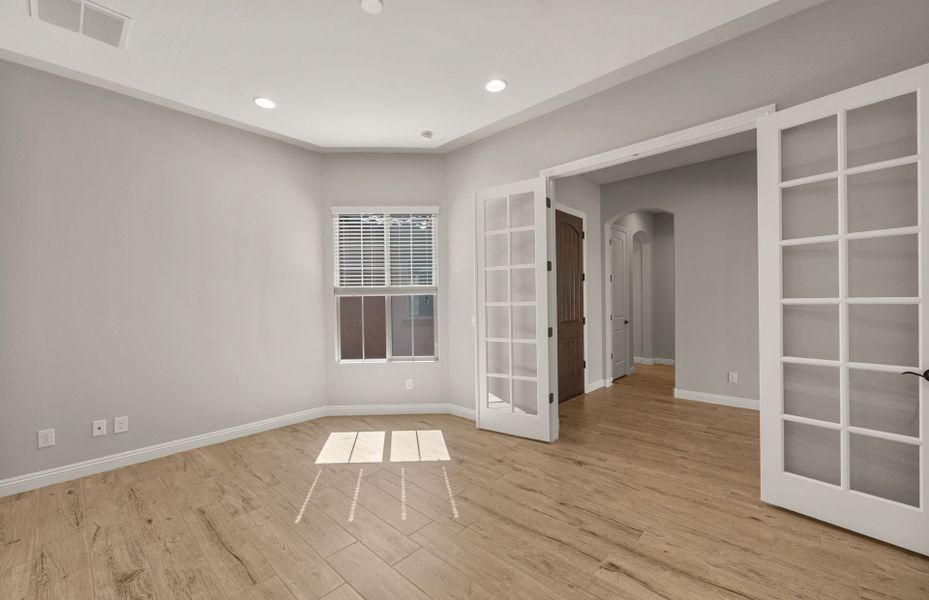 Spacious, unfurnished interior of a new home in Sun City Anthem at Merrill Ranch, Florence (Image 21).