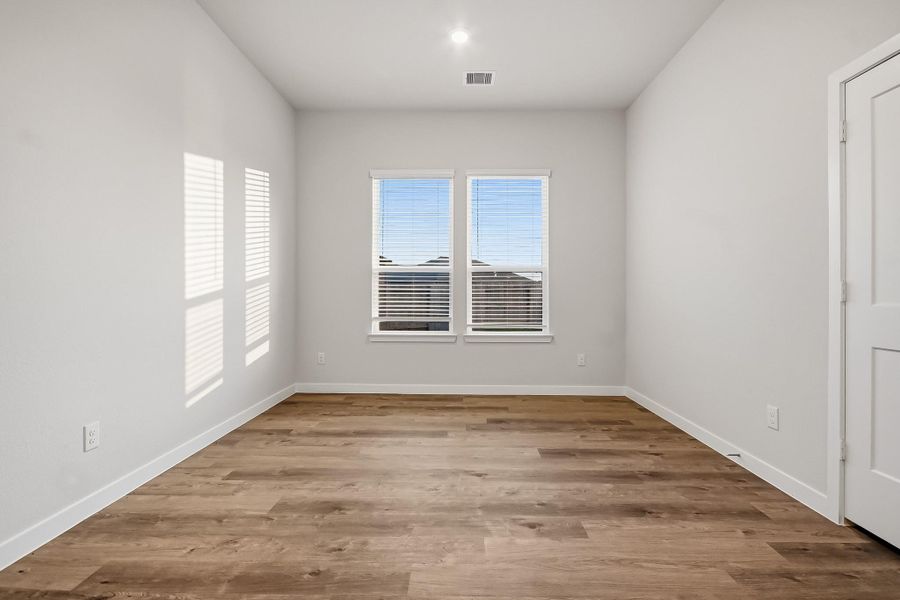 Spacious, unfurnished interior of a new home in Sunterra Lakes, Brookshire (Image 11).