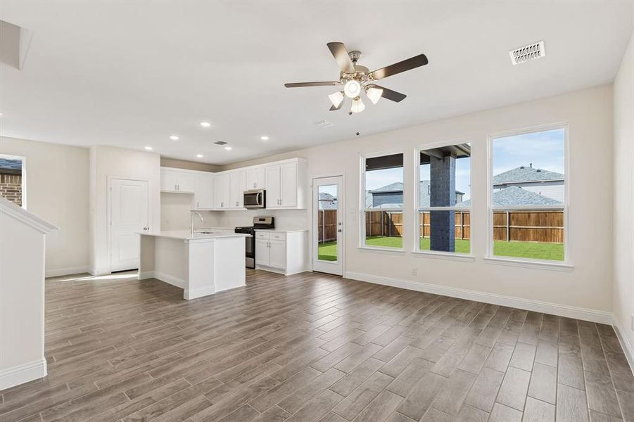 Spacious, unfurnished interior of a new home in AnaCapri, Anna (Image 20).