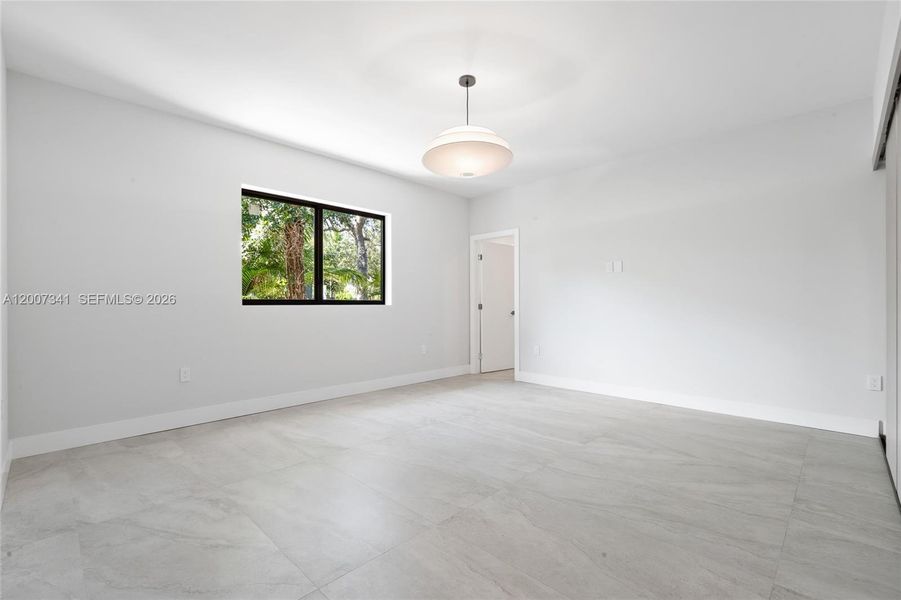Spacious, unfurnished interior of a new home in , Miami Beach (Image 30).