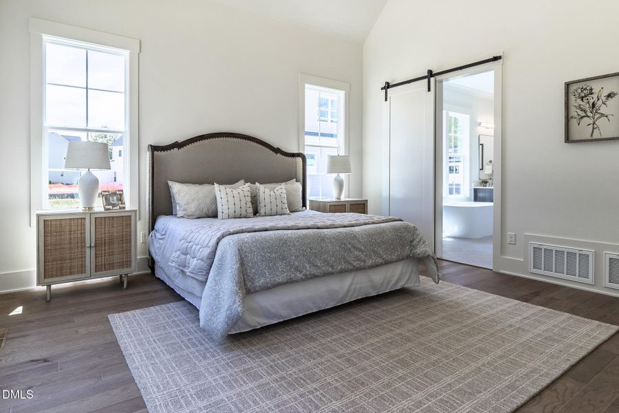 300_MEADOW_WALK_DR_INTERIOR_37