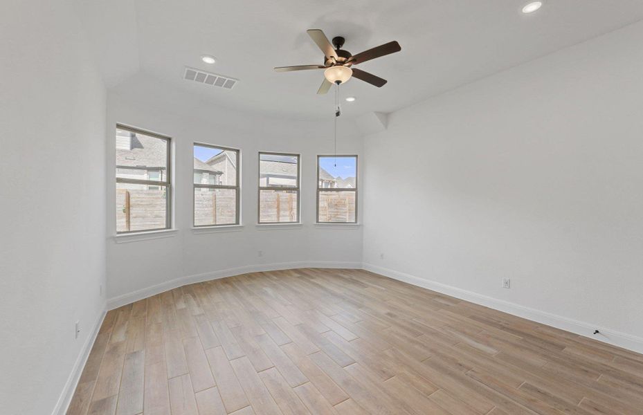 Spacious, unfurnished interior of a new home in Bluffview Reserve, Leander (Image 20).