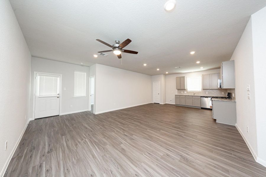 Spacious, unfurnished interior of a new home in River's Edge, Conroe (Image 11).