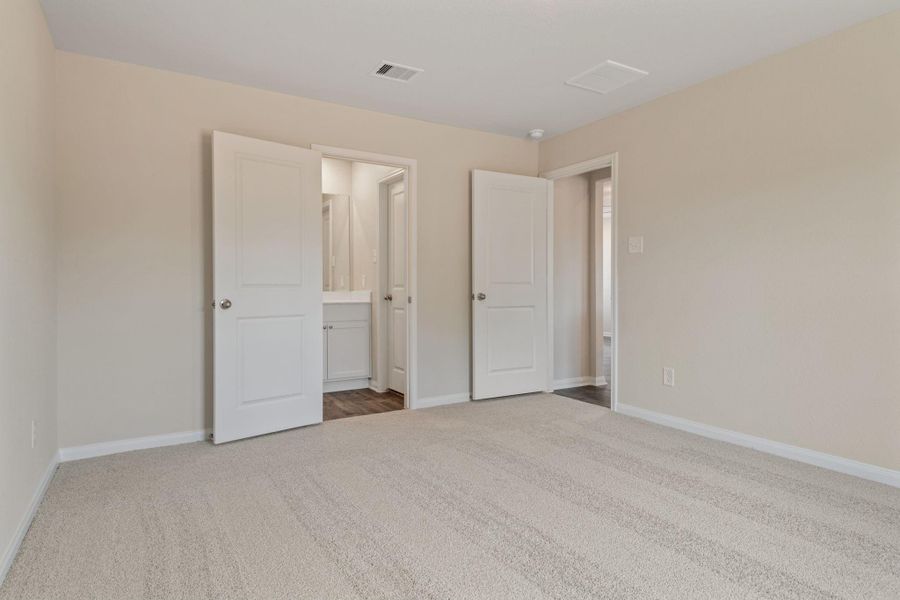 Spacious, unfurnished interior of a new home in Trails at Cochran Ranch, Waller (Image 13).