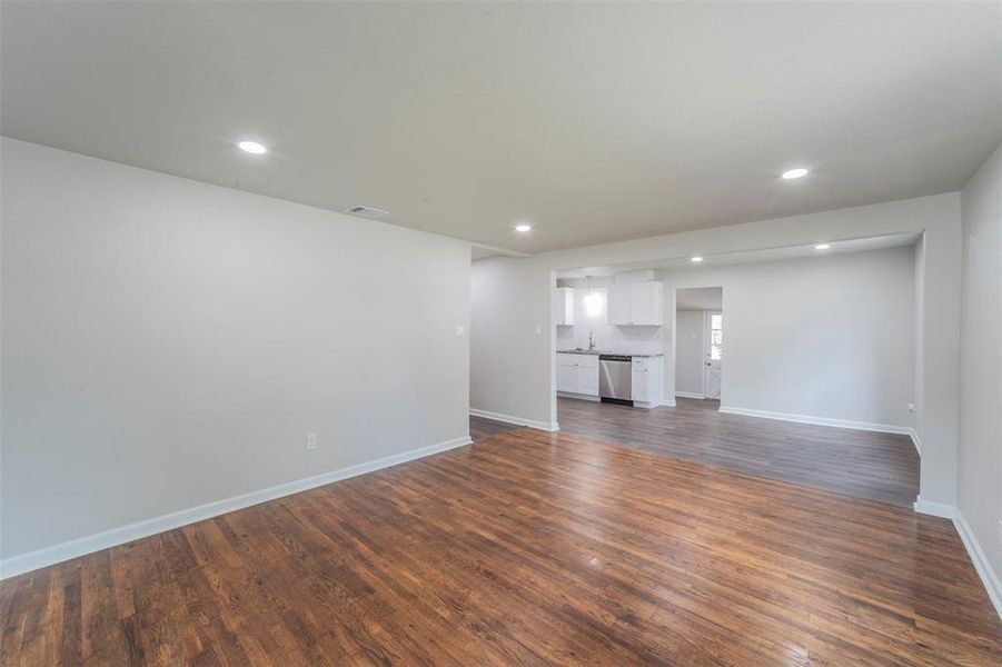 lLiving room with sink and dark hardwood / wood-style flooring