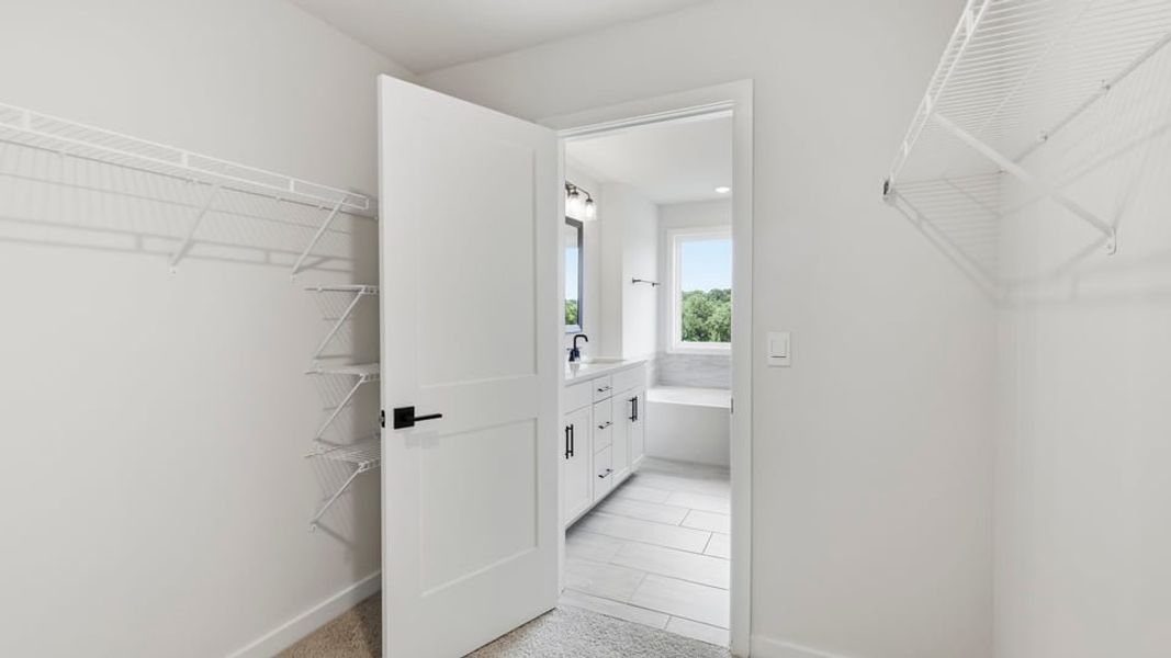 Spacious, unfurnished interior of a new home in Sunset Summits, Spartanburg (Image 33).