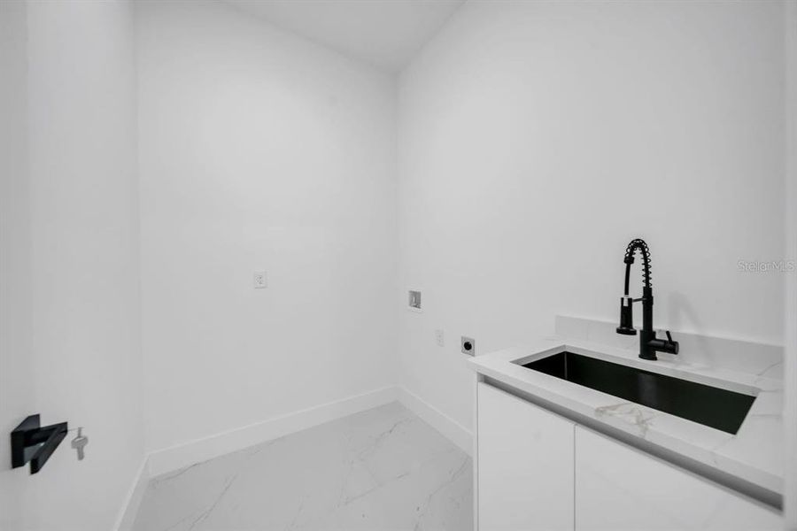 Spacious, unfurnished interior of a new home in , Lehigh Acres (Image 25).