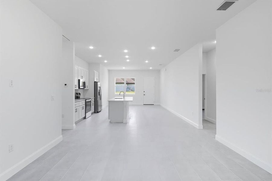 Spacious, unfurnished interior of a new home in , Dunnellon (Image 29). Spacious, unfurnished interior of a new home in , Dunnellon (Image 29).