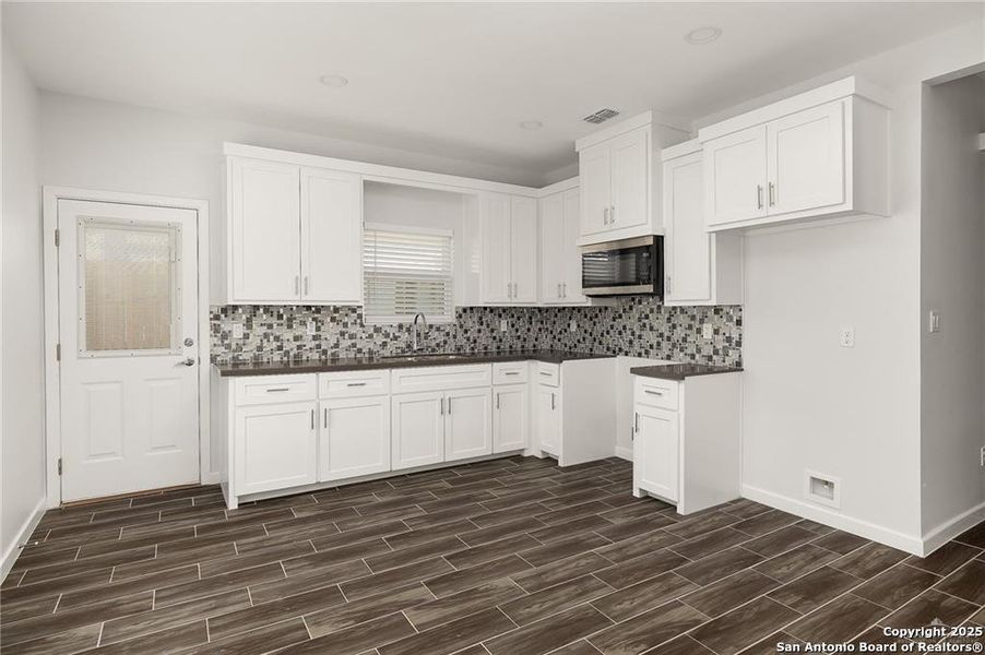 Furnished interior view inside a new home in , Weslaco (Image 3).