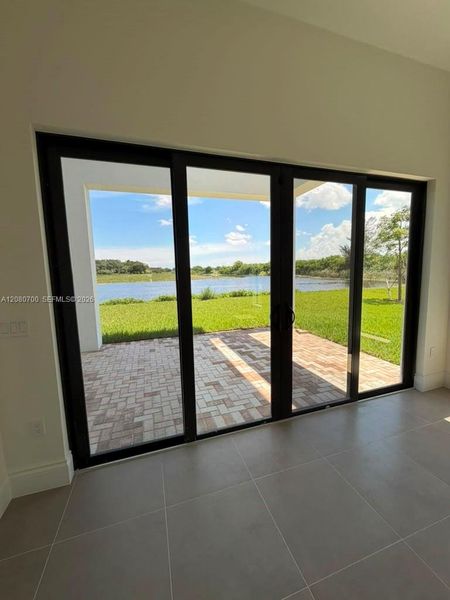 Spacious, unfurnished interior of a new home in , Miami Lakes (Image 10).