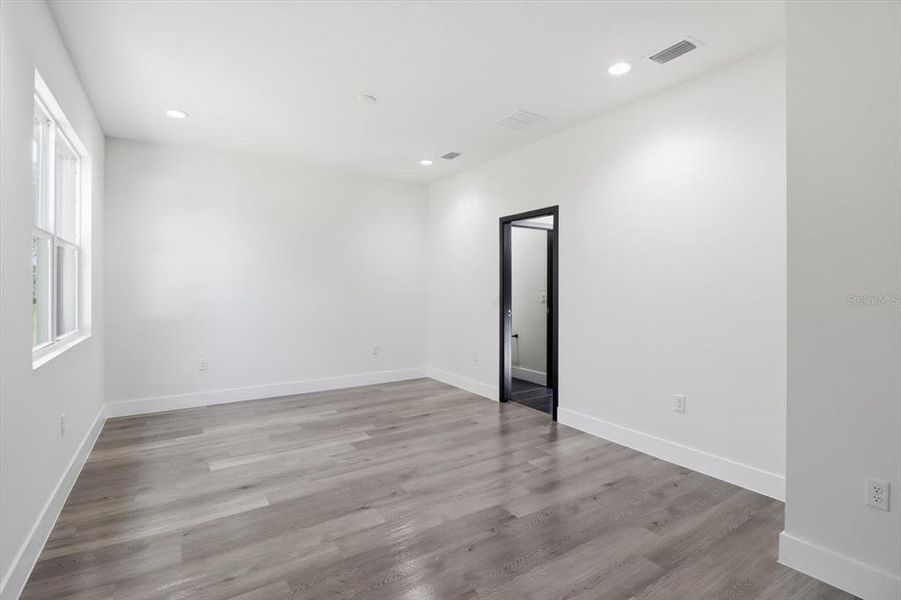 Spacious, unfurnished interior of a new home in , Ocala (Image 19).
