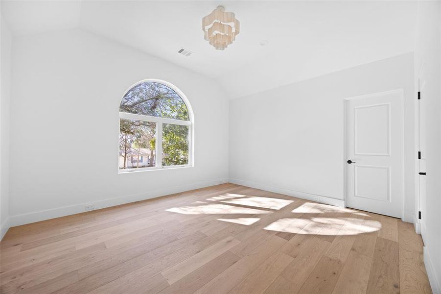 Spacious, unfurnished interior of a new home in , Dallas (Image 24).